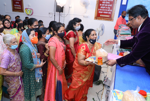 Grace Ministry Celebrates Christmas 2021 with Pomp and Grandeur on 17th Friday, December at its Prayer centre in Valachil, Mangalore. Hundreds gathered at the program and celebrated Xmas with Bro Andrew Richard and family.  